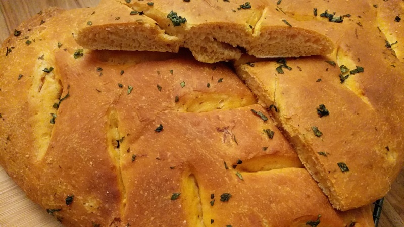 Focaccia à la tomate séchée et basilic