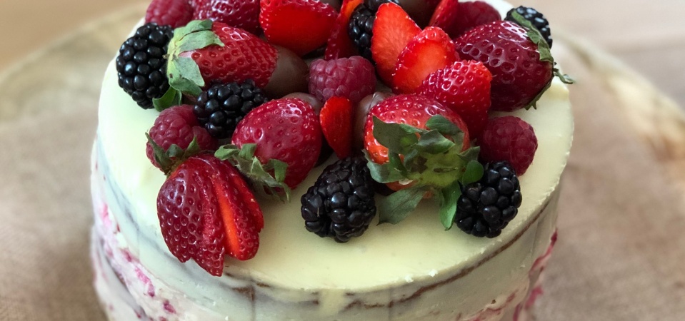 Gâteau au fruits rouge garni de crème framboise