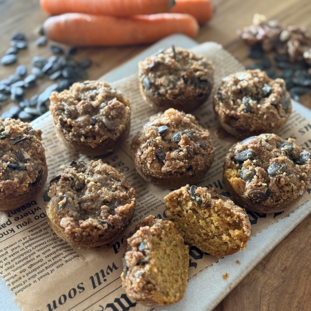 Muffins à la carotte avec un crumble aux noix et aux graines 