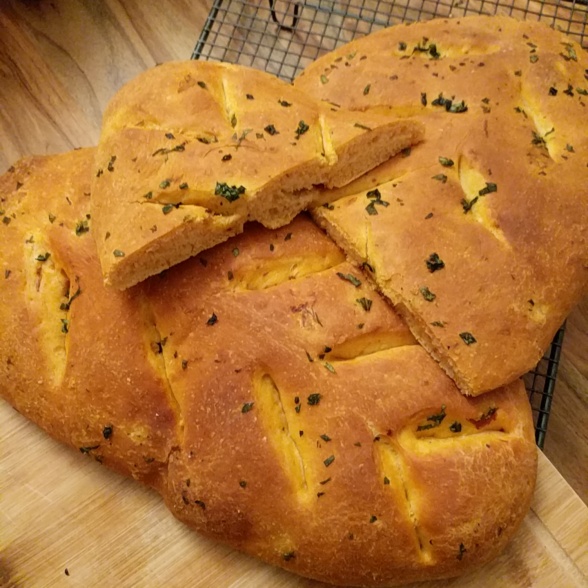 Focaccia à la tomate séchée et basilic