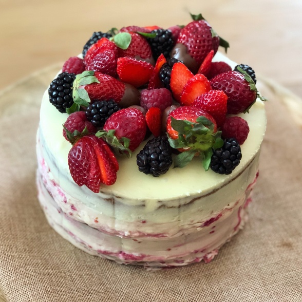 Gâteau au fruits rouge garni de crème framboise