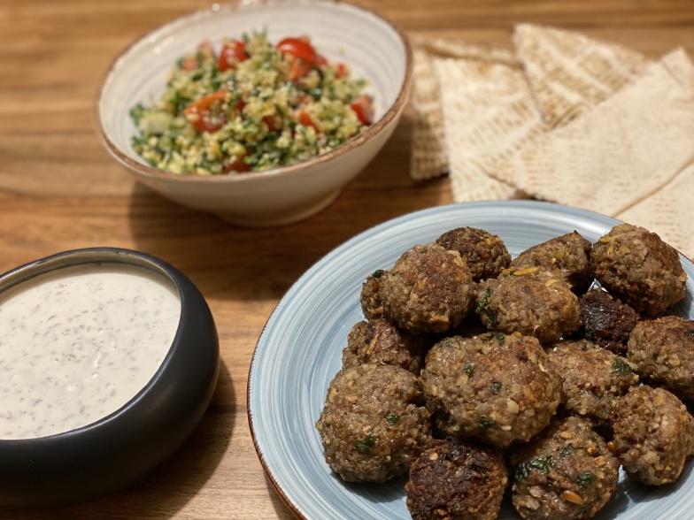 Keftas sauce yaourt et menthe, taboulé libanais