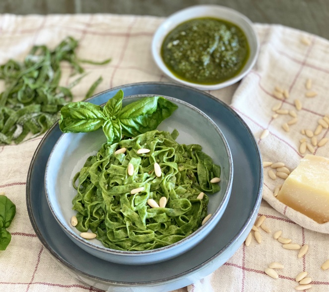 Pâte fraîche verte avec sauce Pesto 