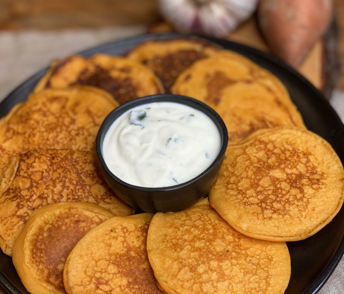 Blinis à la patate douce avec sa sauce au Yaourt