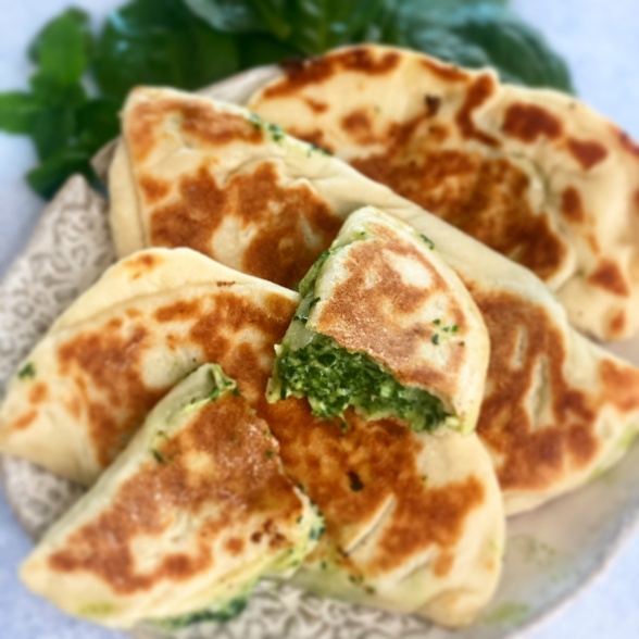 Gözleme aux épinards, à la mozzarella et à la menthe